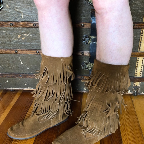 Minnetonka 3 Layer Fringe Boot - Picture 5 of 5